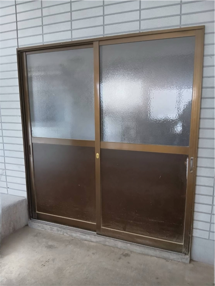 石田ガラスサッシ販売の玄関引戸を1日でリフォームし、防犯性と断熱性を強化しました（20260218）の施工前の写真1
