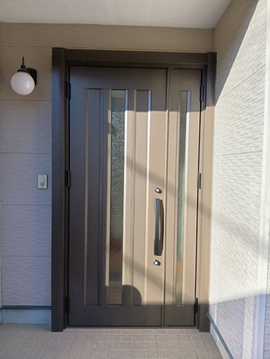 石田ガラスサッシ販売の古くなった玄関ドアを1日でリフォームしました！(20260220)の施工後の写真1