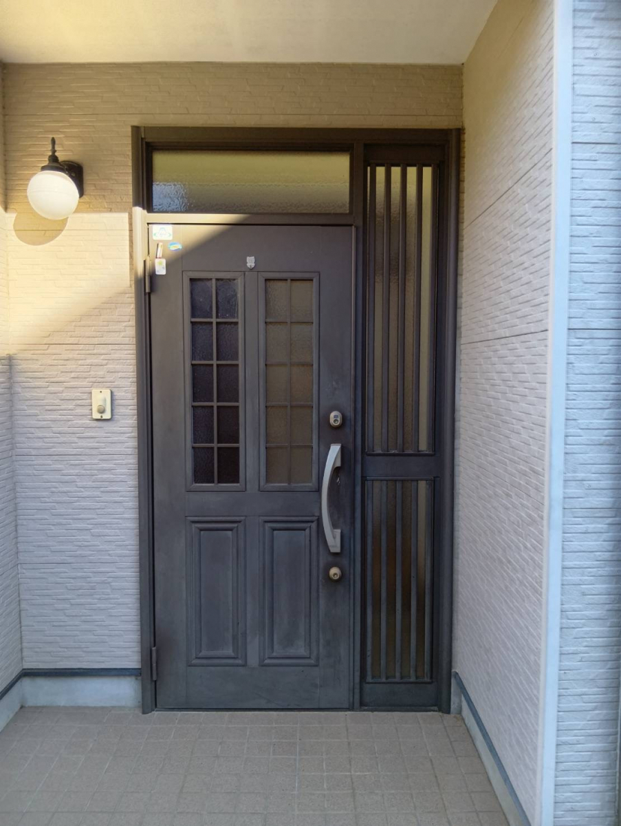 石田ガラスサッシ販売の古くなった玄関ドアを1日でリフォームしました！(20260220)の施工前の写真1