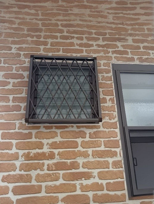 石田ガラスサッシ販売のルーバー窓をLIXILのリプラスで1日で快適にリフォームしました(20260225)の施工前の写真1