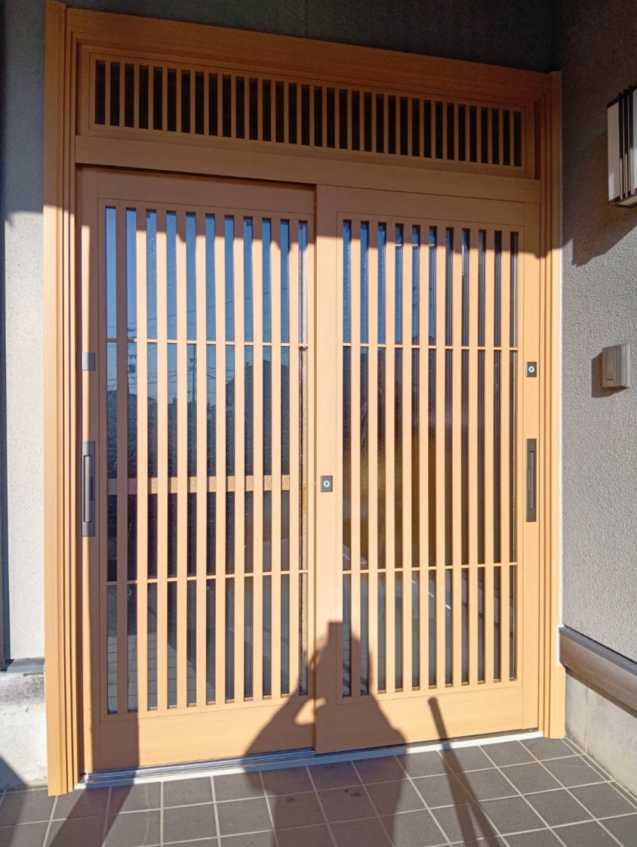 石田ガラスサッシ販売の伝統和風が映える引戸リフォームで、旅館の入口のような玄関空間になりました （20260227）の施工後の写真1