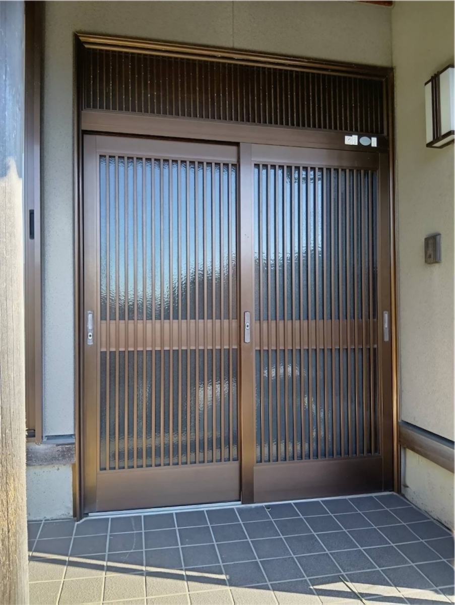 石田ガラスサッシ販売の伝統和風が映える引戸リフォームで、旅館の入口のような玄関空間になりました （20260227）の施工前の写真1