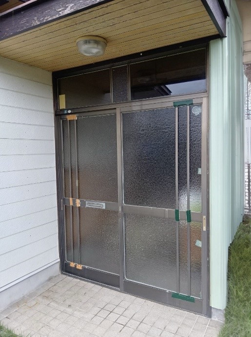 石田ガラスサッシ販売のドアリモの玄関引戸、C10型で断熱リフォームをしました（20260304）の施工前の写真1