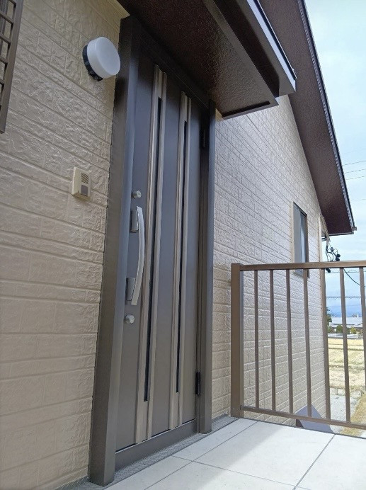 石田ガラスサッシ販売の採光と防犯を確保した玄関リフォームをしたい！（20260306）の施工後の写真1