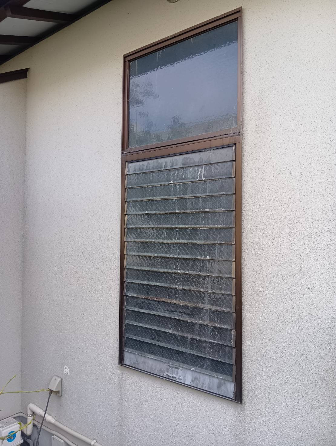 石田ガラスサッシ販売のルーバー窓をカバー工法で断熱改修しました！（20260318）の施工前の写真1