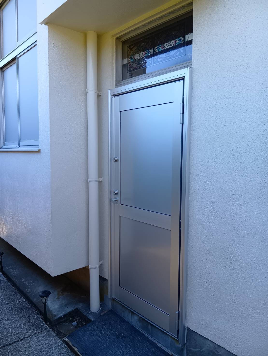 石田ガラスサッシ販売の店舗ドアを防犯性を向上しつつ綺麗にしたい！（20260323）の施工後の写真1