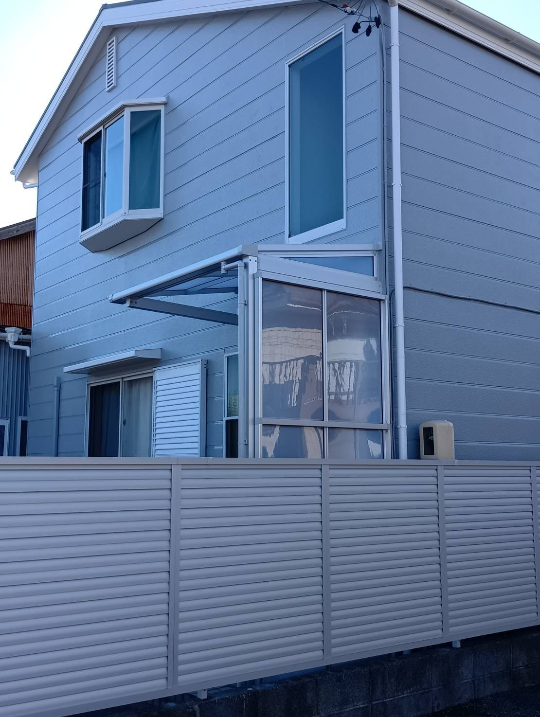 石田ガラスサッシ販売の雨と風の対策で玄関ファサードをリフォーム工事しました！（20260330）の施工後の写真1