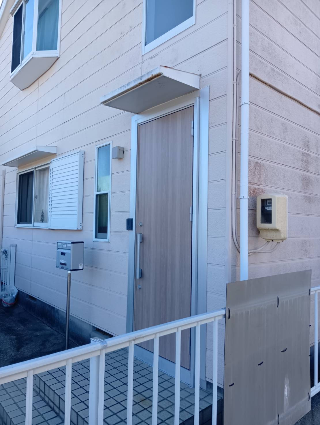 石田ガラスサッシ販売の雨と風の対策で玄関ファサードをリフォーム工事しました！（20260330）の施工前の写真1