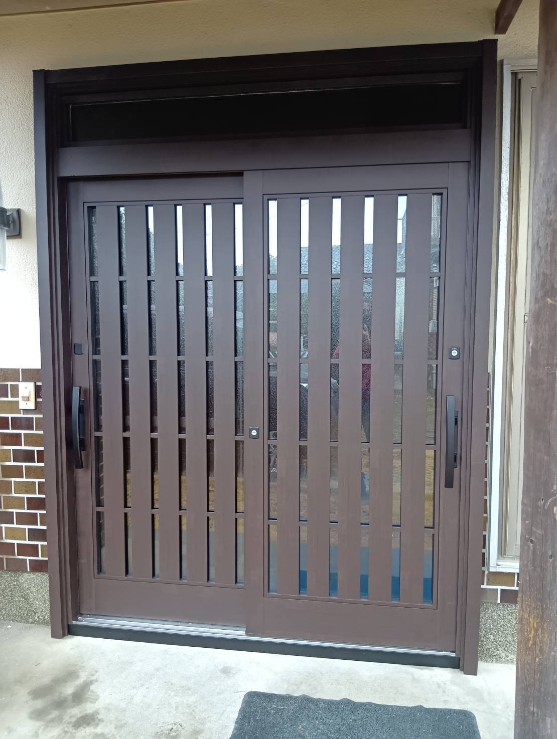 石田ガラスサッシ販売の古い玄関引戸を1日で和モダン玄関にリフォームしました（20260401）の施工後の写真1