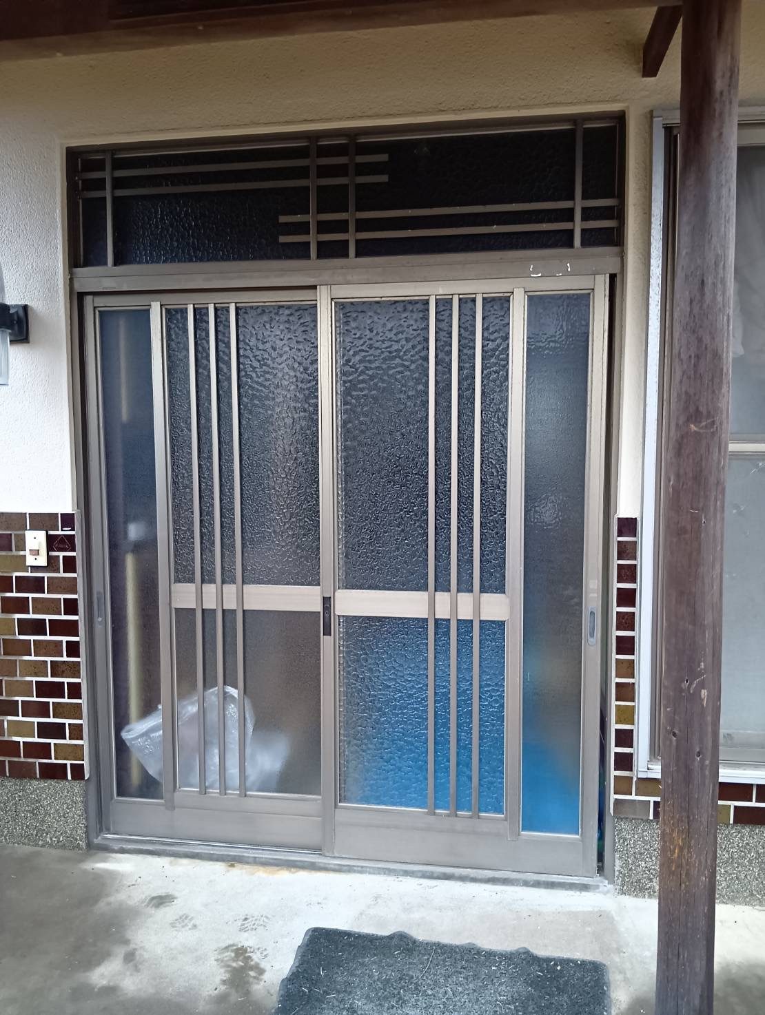 石田ガラスサッシ販売の古い玄関引戸を1日で和モダン玄関にリフォームしました（20260401）の施工前の写真1