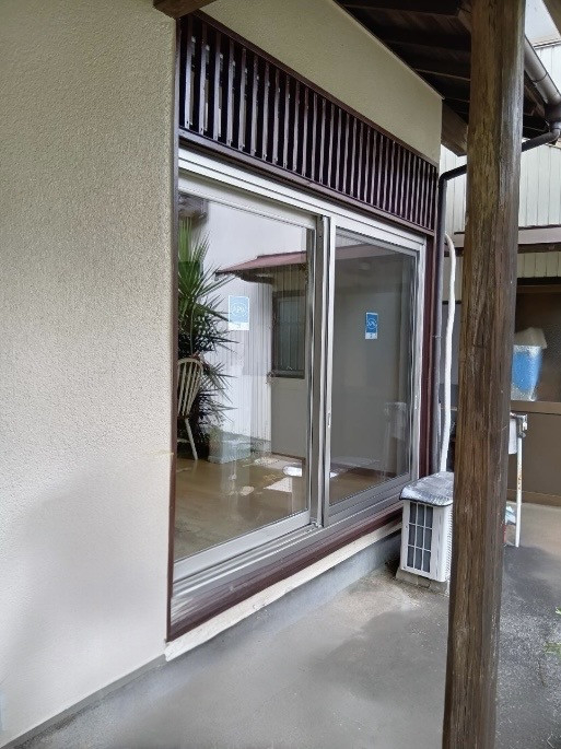 石田ガラスサッシ販売の先進的窓リノベ補助金を活用してリビングの窓をリフォームしました！（20260403）の施工後の写真1