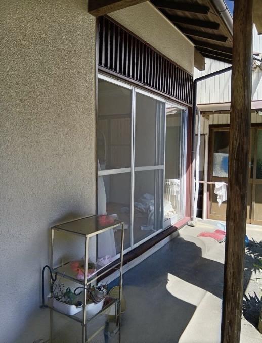 石田ガラスサッシ販売の先進的窓リノベ補助金を活用してリビングの窓をリフォームしました！（20260403）の施工前の写真1
