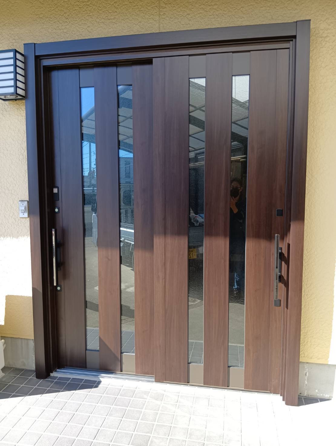 石田ガラスサッシ販売の温かみのある木目調のデザインで玄関リフォームをしました！（20260408）の施工後の写真1