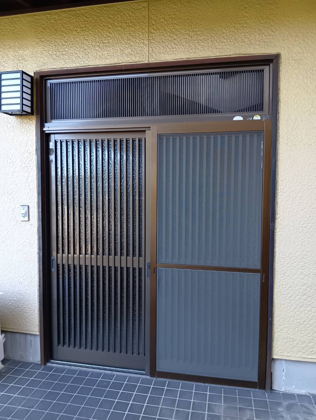 石田ガラスサッシ販売の温かみのある木目調のデザインで玄関リフォームをしました！（20260408）の施工前の写真1