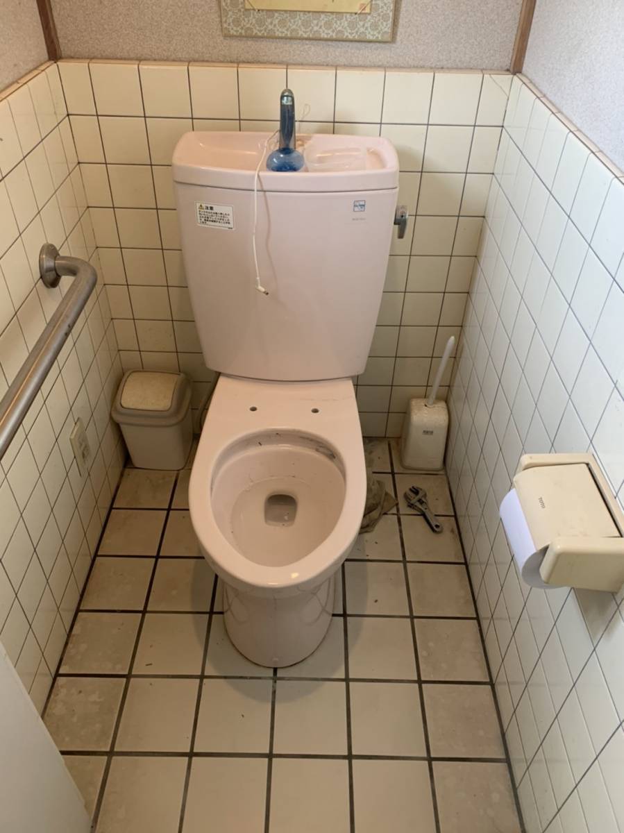 SHL呉のINAX　トイレ便座修理の施工前の写真1