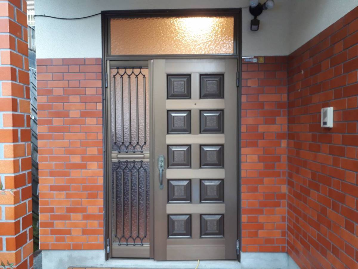 SHL呉のリシェント玄関ドアの施工前の写真1
