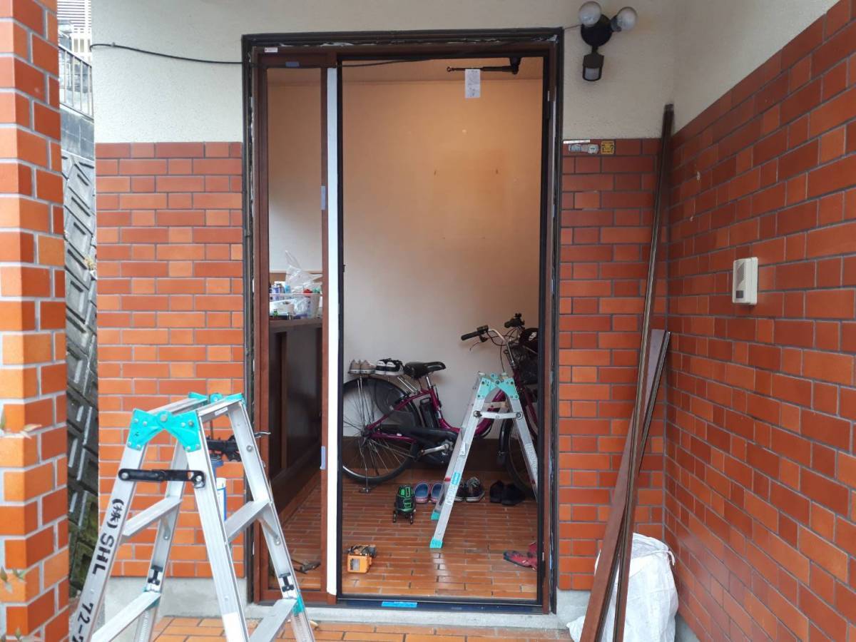 SHL呉のリシェント玄関ドアの施工前の写真2