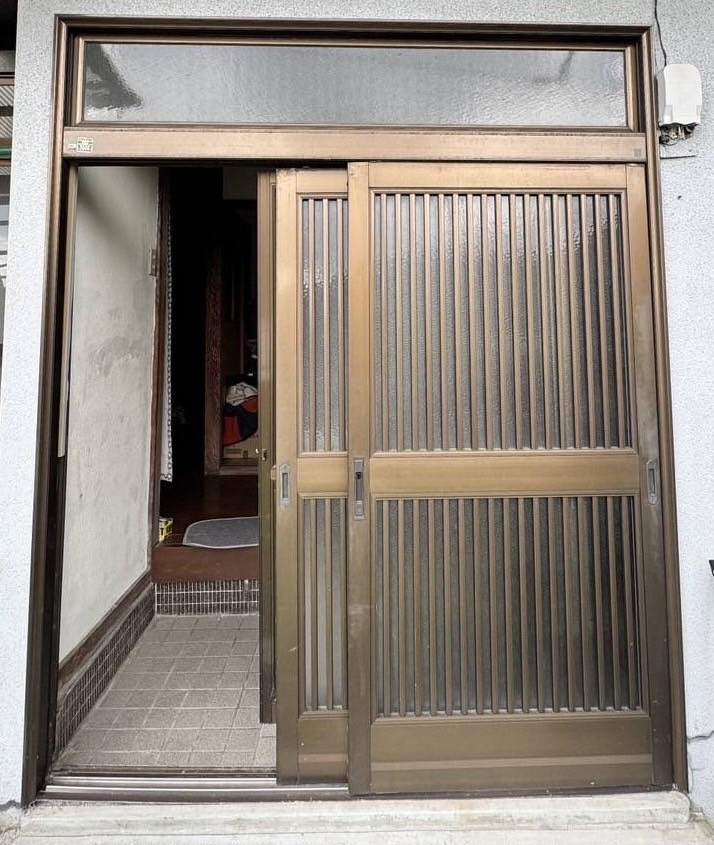 SHL呉のリシェント玄関引戸の施工前の写真1