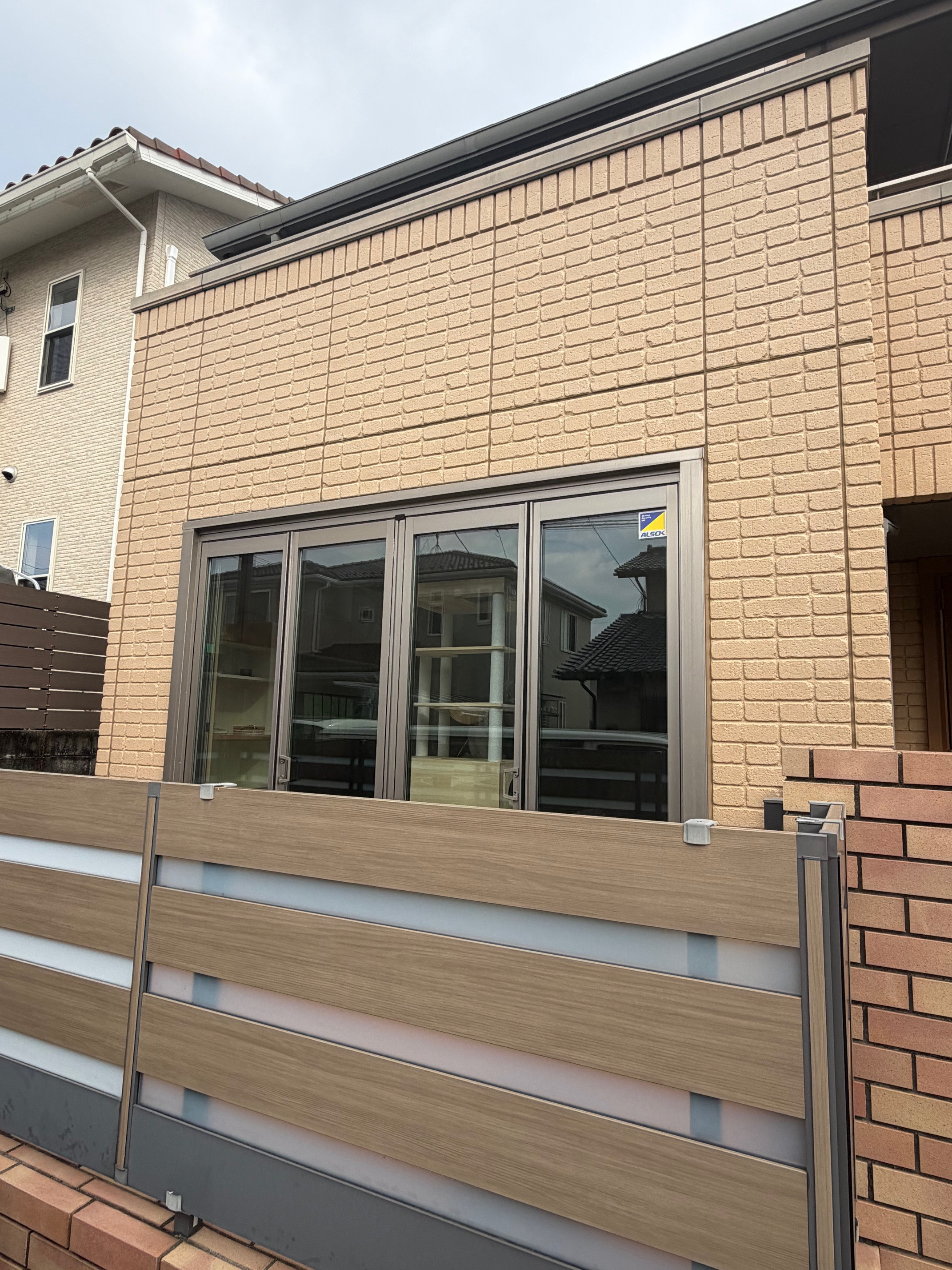 SHL呉の広島｜シェード取付｜スタイルシェード｜厳しい日差しが気にならなくなりましたの施工前の写真1