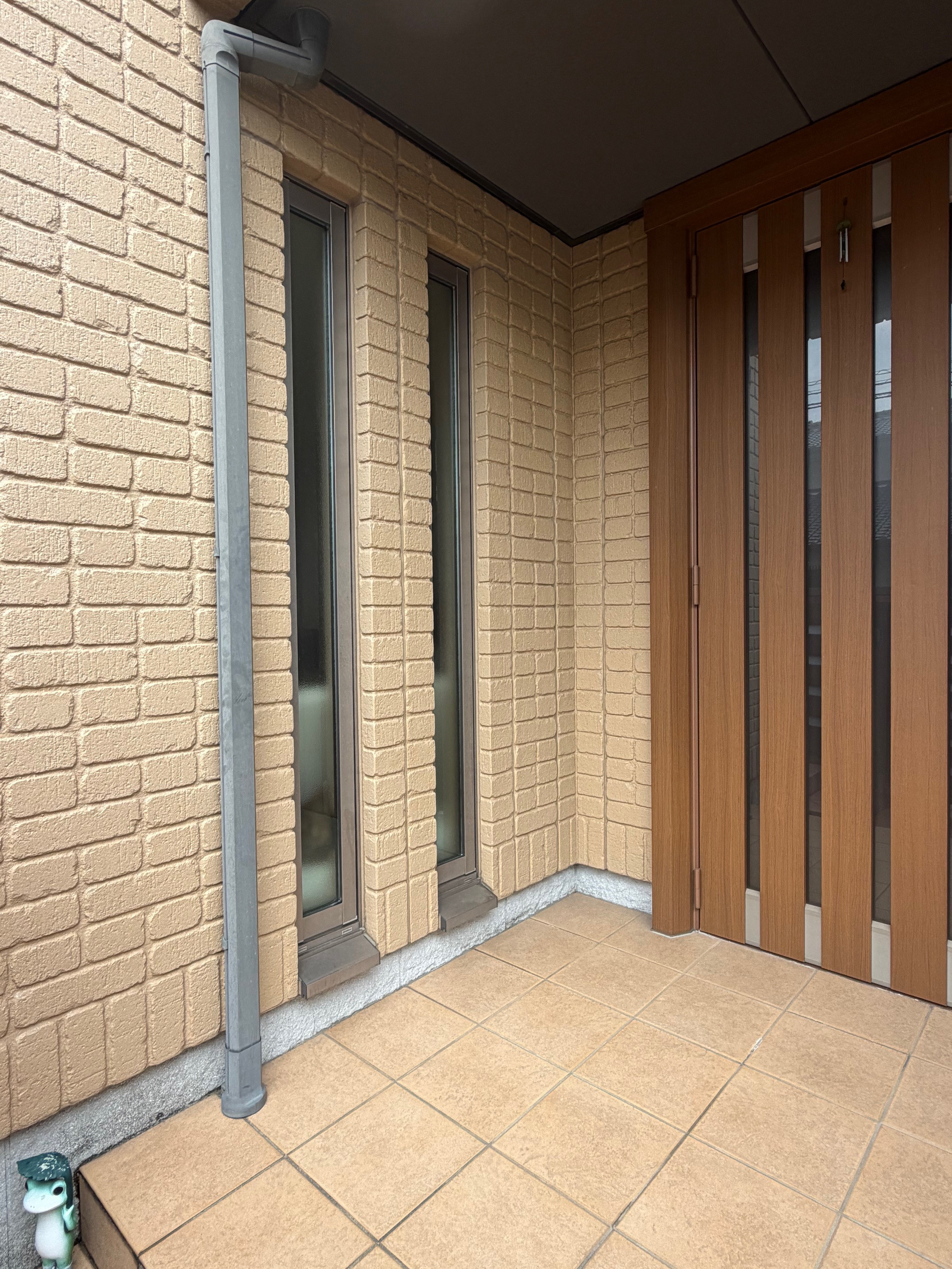 SHL呉の広島｜シェード取付｜スタイルシェード｜厳しい日差しが気にならなくなりましたの施工前の写真3