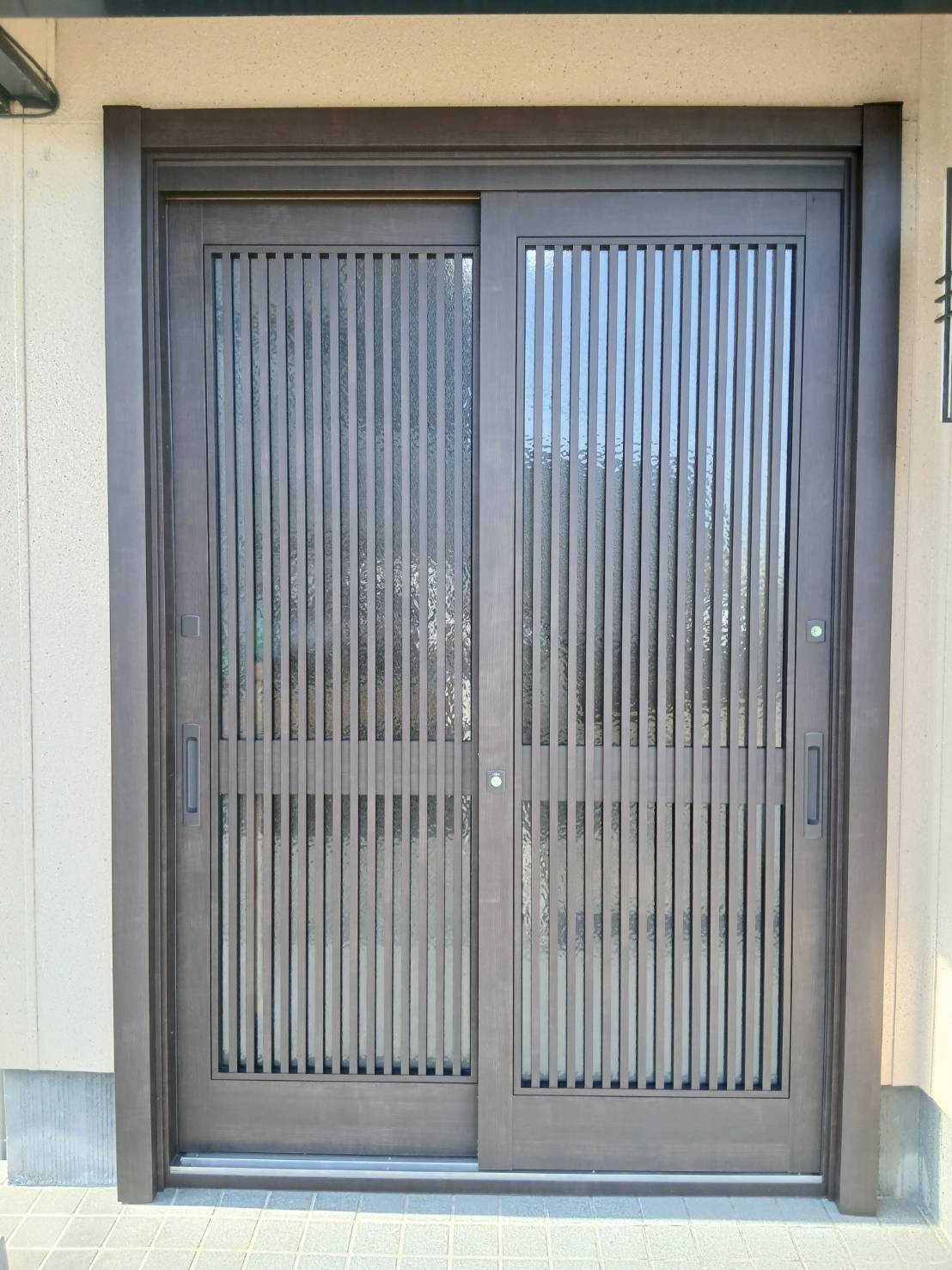 SHL呉の広島｜玄関取替｜リシェント玄関引戸｜見た目もすっきりした印象にの施工後の写真1