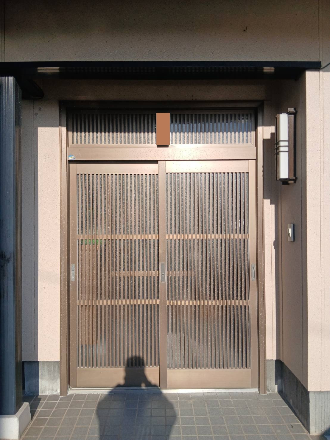 SHL呉の広島｜玄関取替｜リシェント玄関引戸｜見た目もすっきりした印象にの施工前の写真1