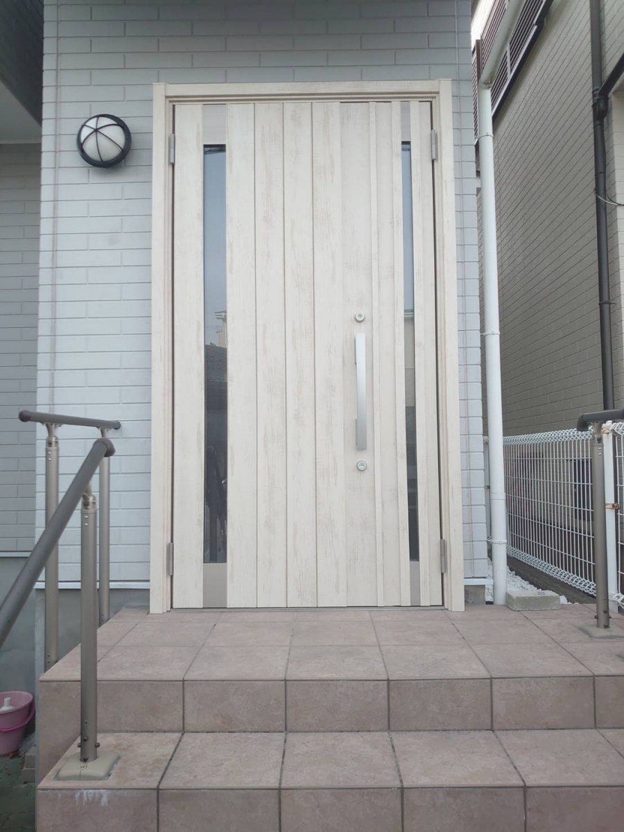 三晃アルミのＬＩＸＩＬ　リシェント玄関ドアの施工後の写真1