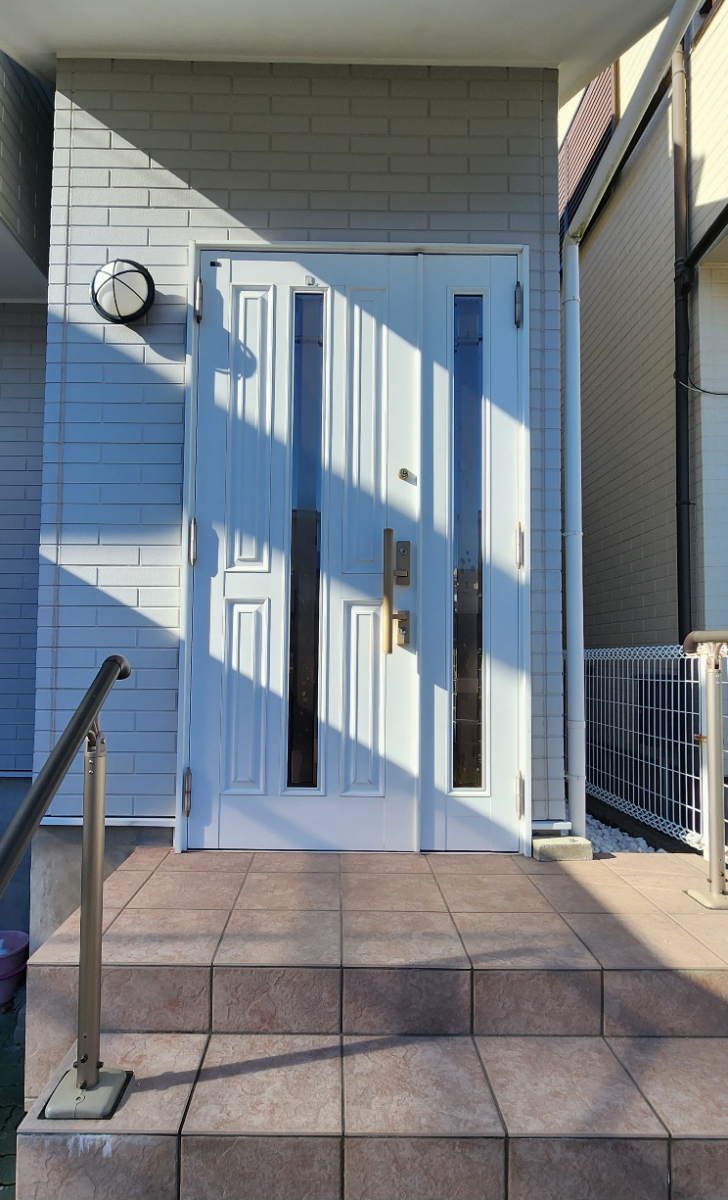 三晃アルミのＬＩＸＩＬ　リシェント玄関ドアの施工前の写真1