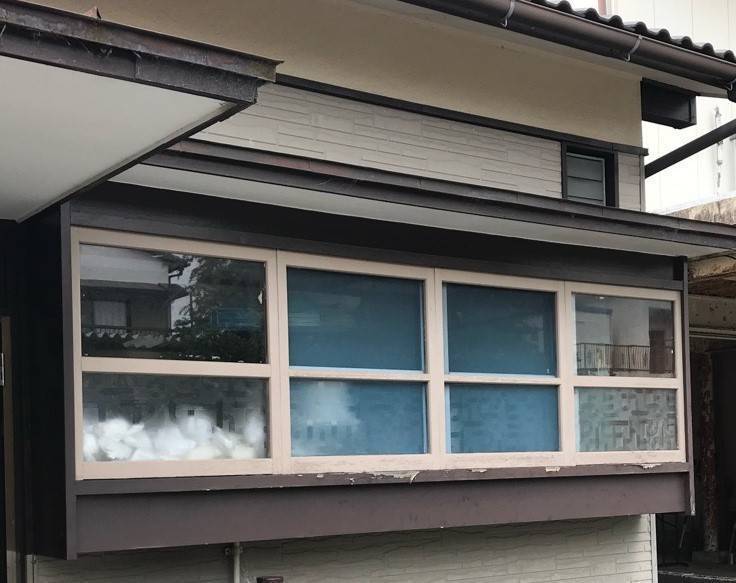 新屋の076　木製窓をアルミ製窓に取り替えの施工前の写真1