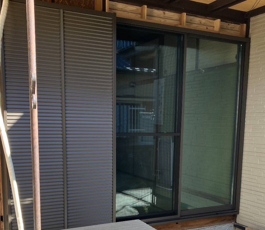 新屋の077　木製ガラス窓の取替工事の施工後の写真1