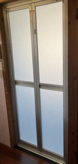 新屋の083　浴室ドア取り替え施工事例写真1