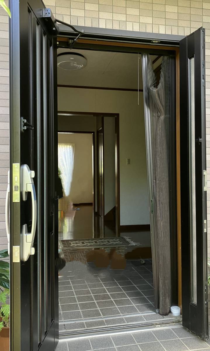 新屋の106　玄関ドアの網戸取り替え工事の施工前の写真1