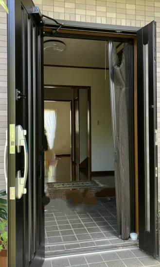 新屋の106　玄関ドアの網戸取り替え工事施工事例写真1