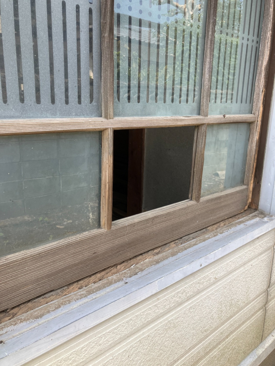 新屋の114　木製建具のガラス割替工事の施工前の写真1