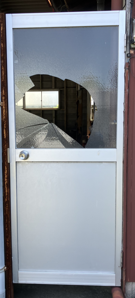 新屋の134　ドアのガラス割れ替えの施工前の写真1