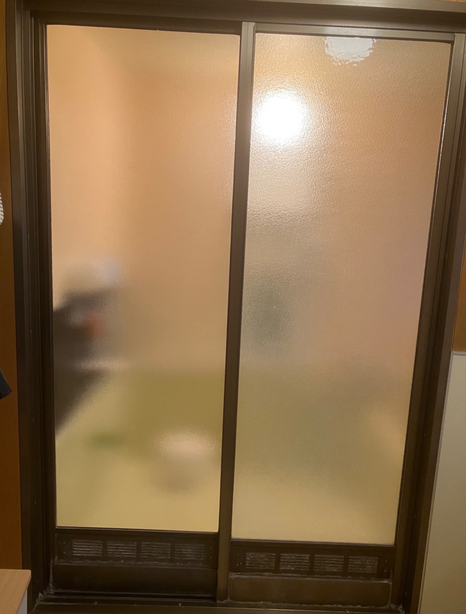 新屋の183 浴室引戸のガラス割れ替えの施工後の写真1