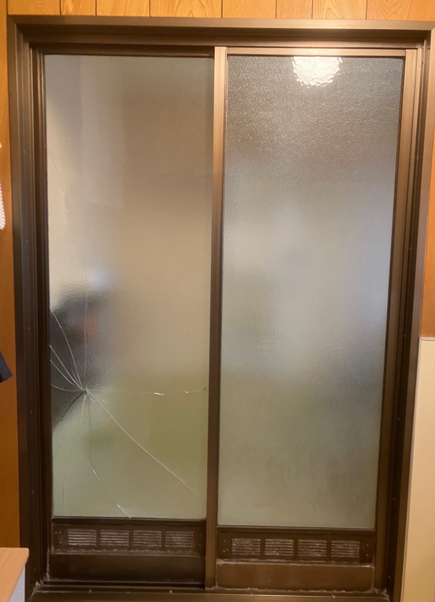 新屋の183 浴室引戸のガラス割れ替えの施工前の写真1