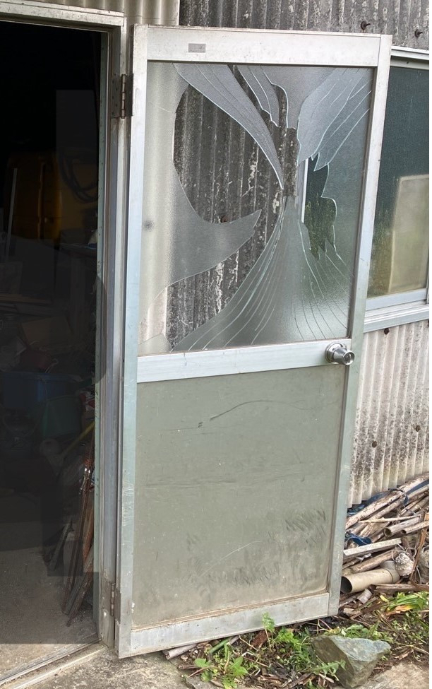 新屋の185　倉庫ドアのガラス割れ替えの施工前の写真1