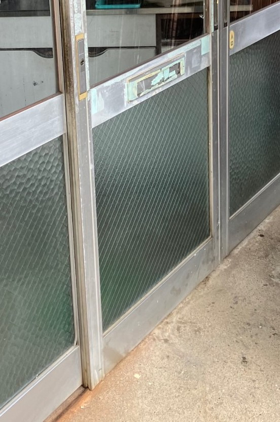 新屋の192　ワイヤー入りガラス割れ替えの施工後の写真1