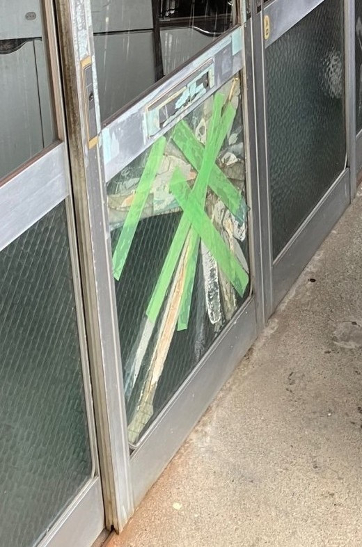 新屋の192　ワイヤー入りガラス割れ替えの施工前の写真1