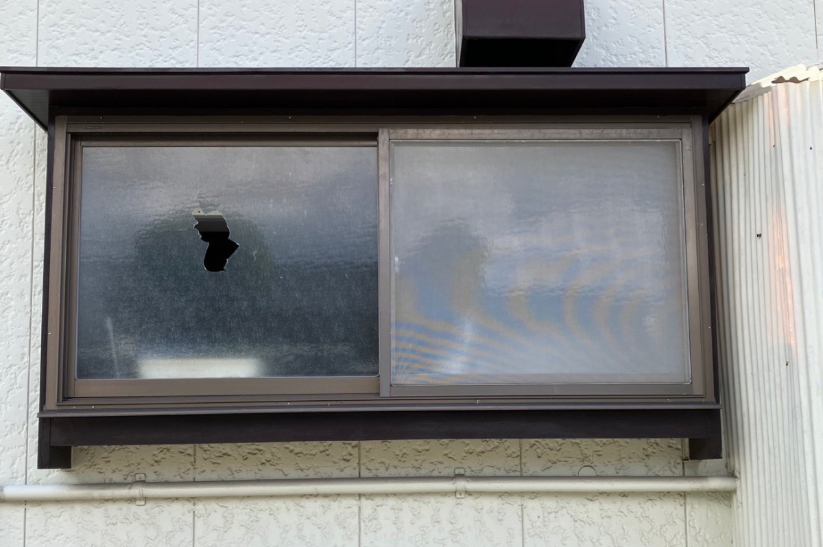 新屋の197　キッチンの窓ガラス割れ替えの施工前の写真1