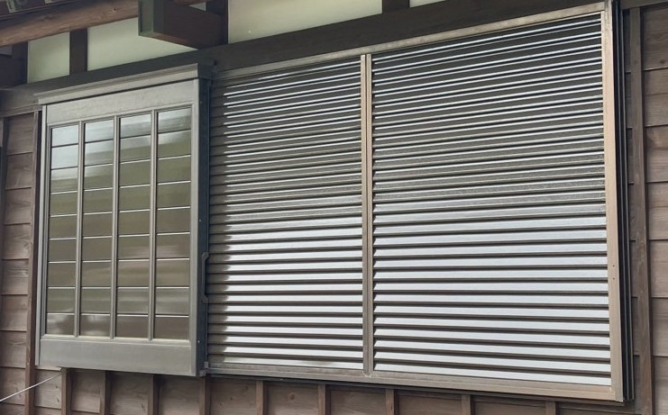 新屋の採風、採光ができる雨戸パネルに取り換えの施工前の写真1