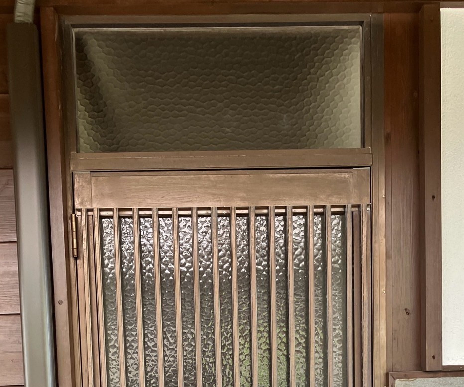 新屋の200 勝手口の風通しを良くするの施工前の写真1