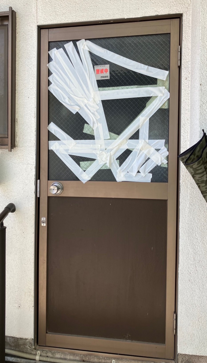 新屋の201 勝手口ドアのガラス割れ替えの施工前の写真1