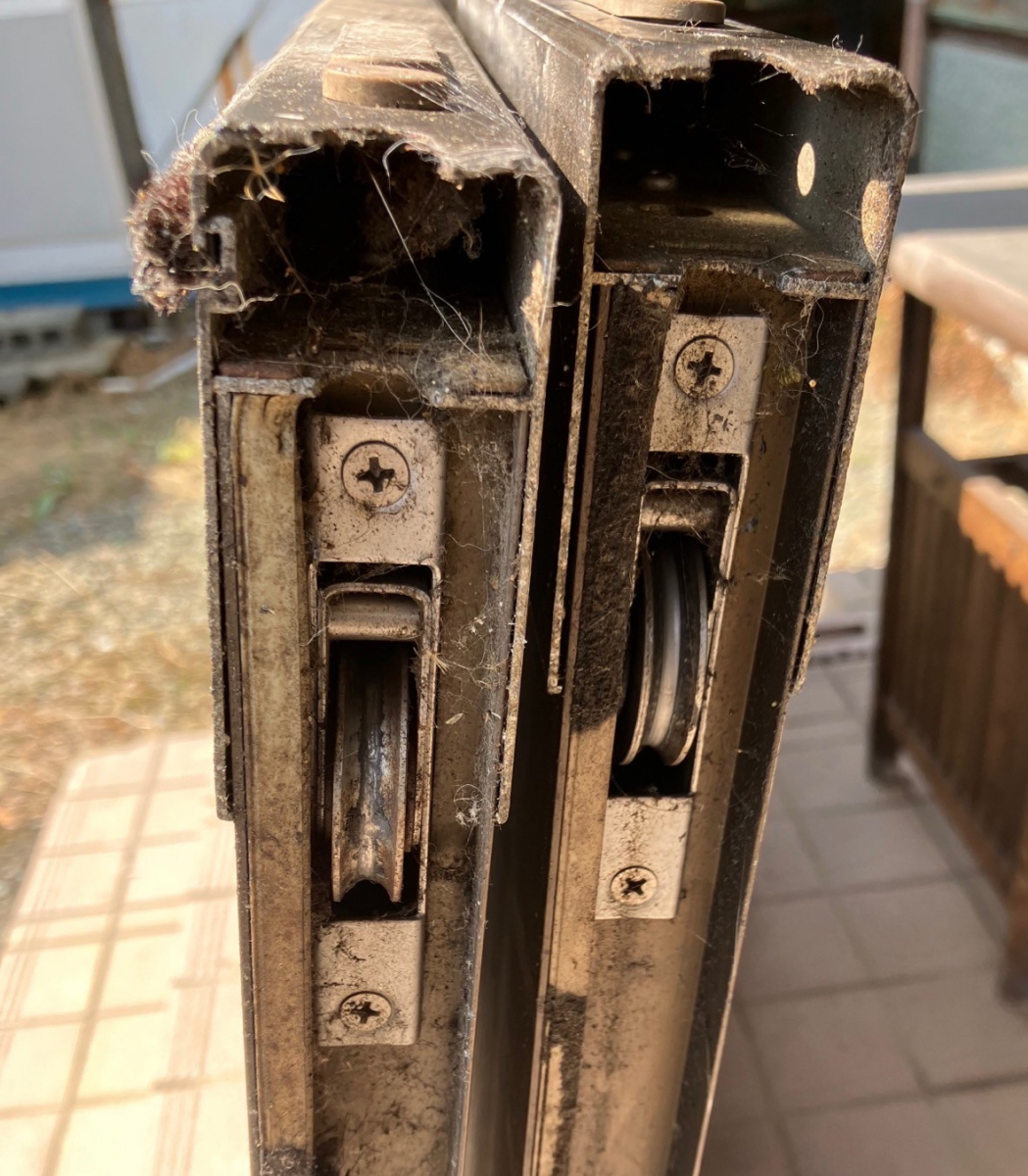 新屋の203　玄関引戸戸車交換の施工前の写真1