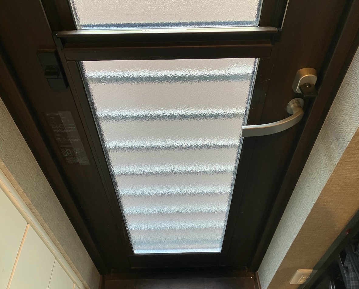 新屋の204　採風勝手口ドアの硝子割れ替えの施工後の写真1