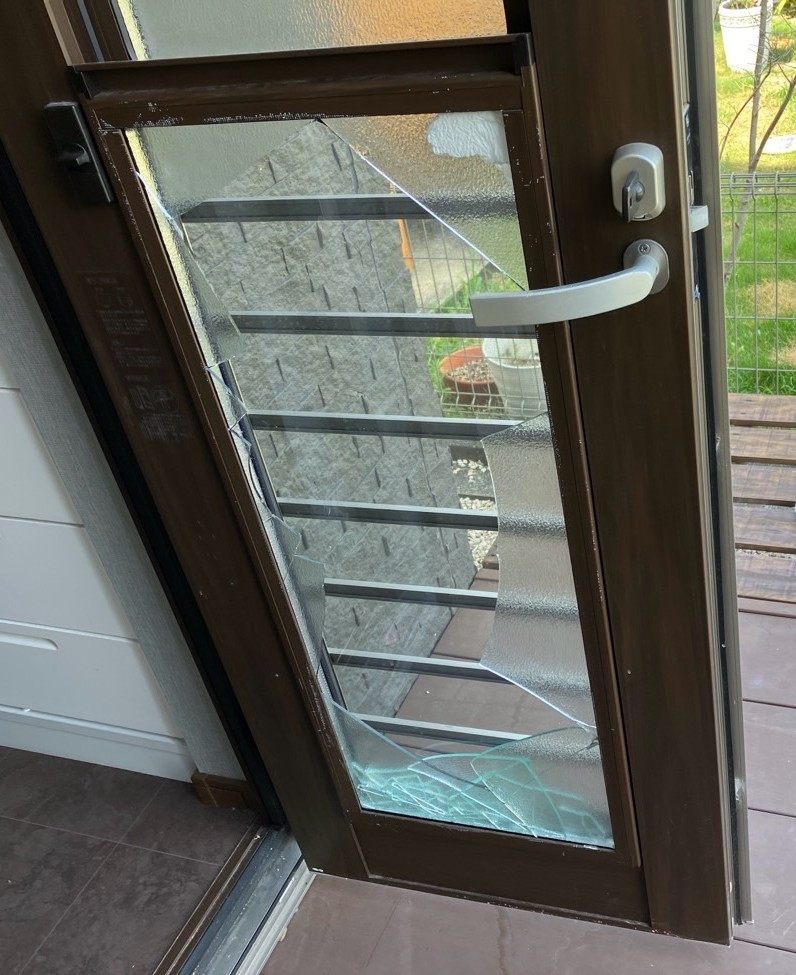 新屋の204　採風勝手口ドアの硝子割れ替えの施工前の写真1
