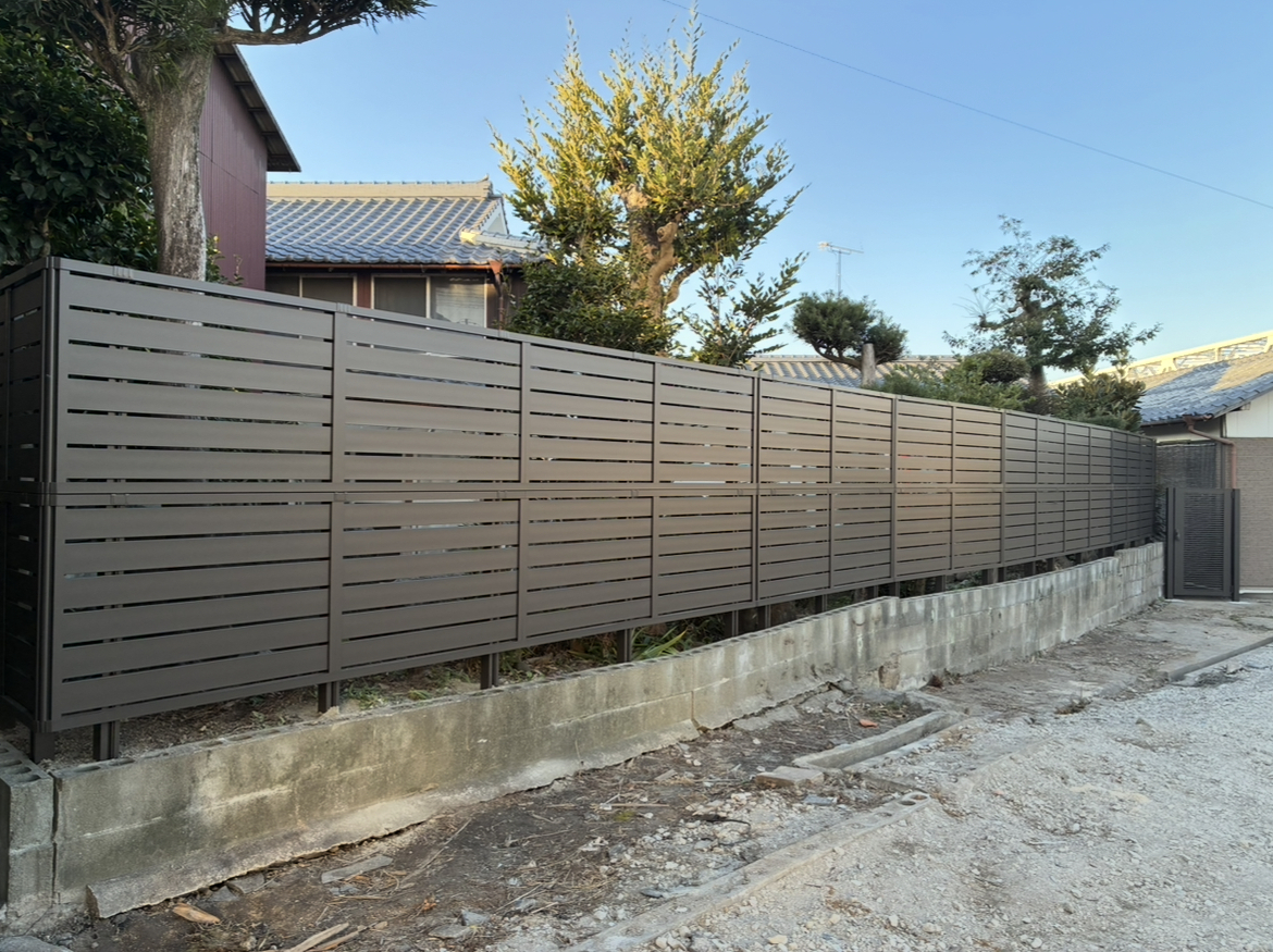 新屋の206　アルミ目隠しフェンス取替え工事の施工後の写真1