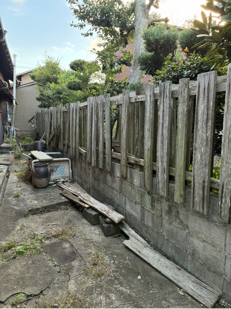 新屋の206　アルミ目隠しフェンス取替え工事の施工前の写真1