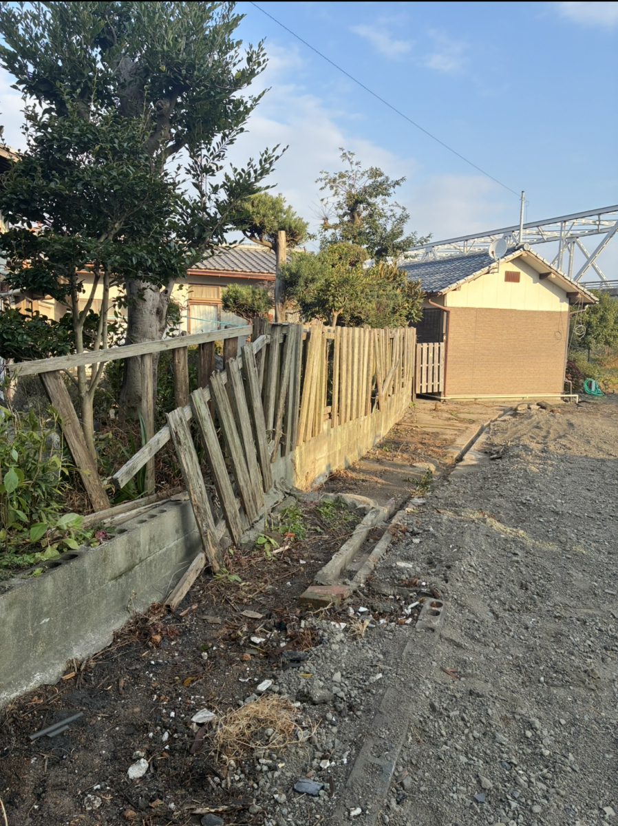 新屋の206　アルミ目隠しフェンス取替え工事の施工前の写真2